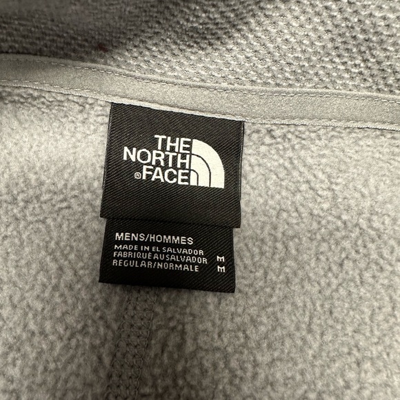 The North Face Quarter Zip. - Picture 3 of 6